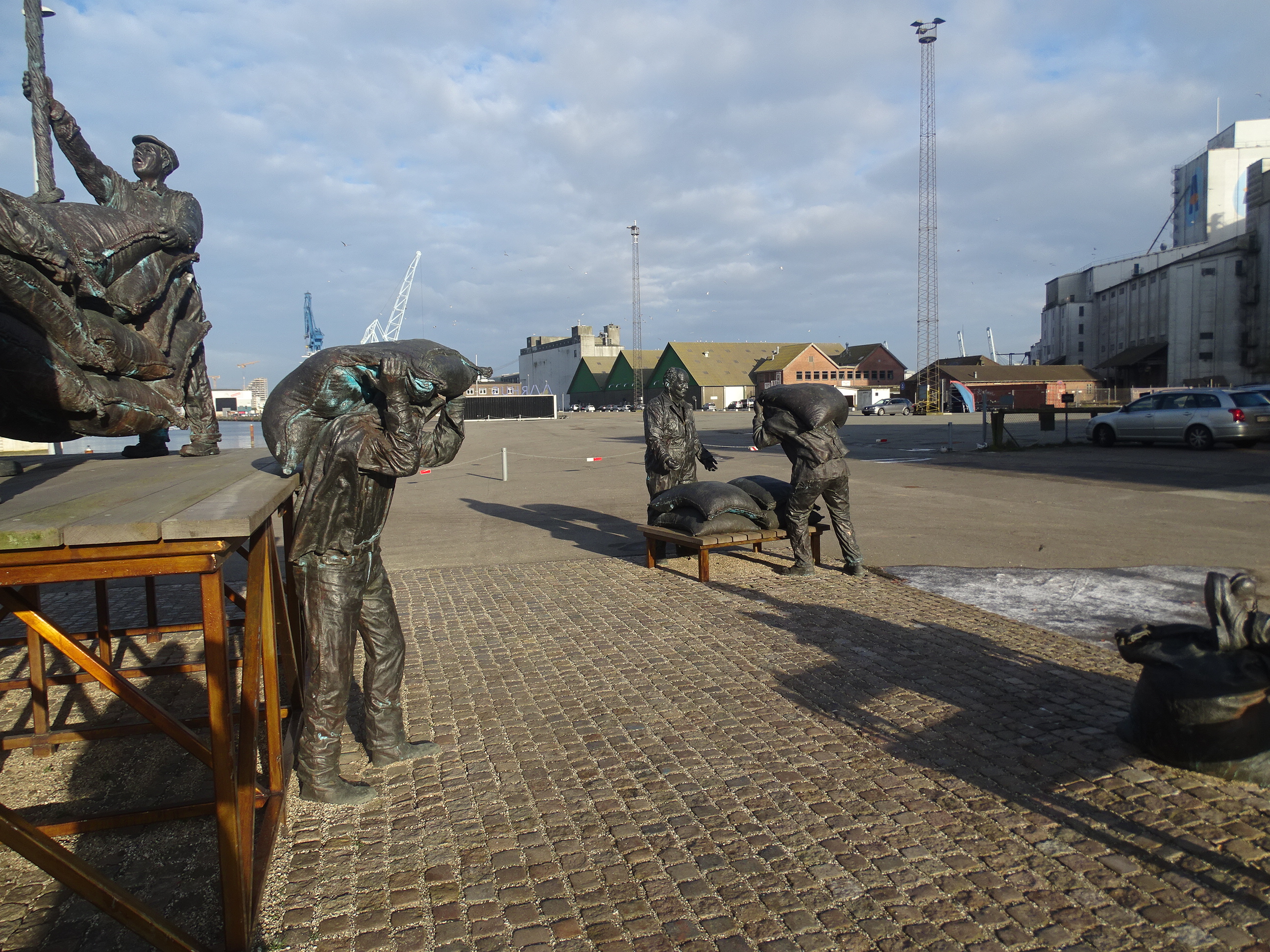 dock-worker-monument-by-jens-galschiot